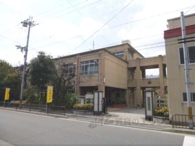 【京都市南区西九条豊田町のアパートの小学校】