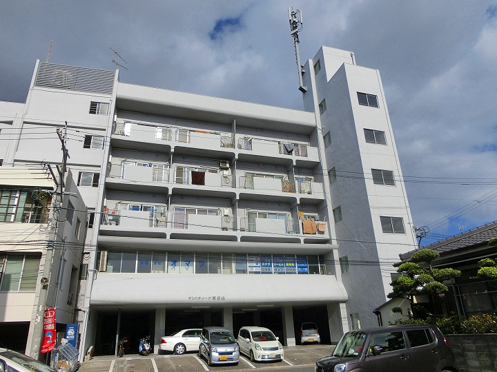 【鹿児島市東谷山のマンションの建物外観】