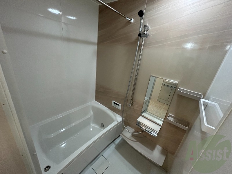 バス・シャワールーム　浴室は広めなのでゆったり落ち着けそうですね。