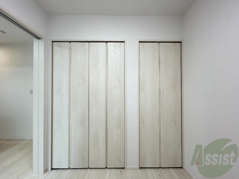 収納　洋室にあるクローゼットです。両開きになっています。