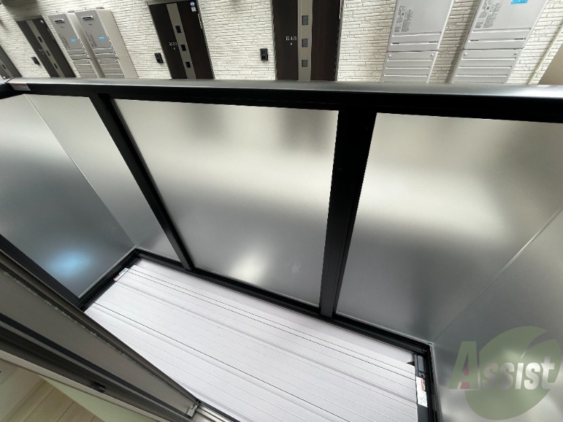 バルコニー　バルコニーは洗濯物を干すのに十分な広さがありますね。