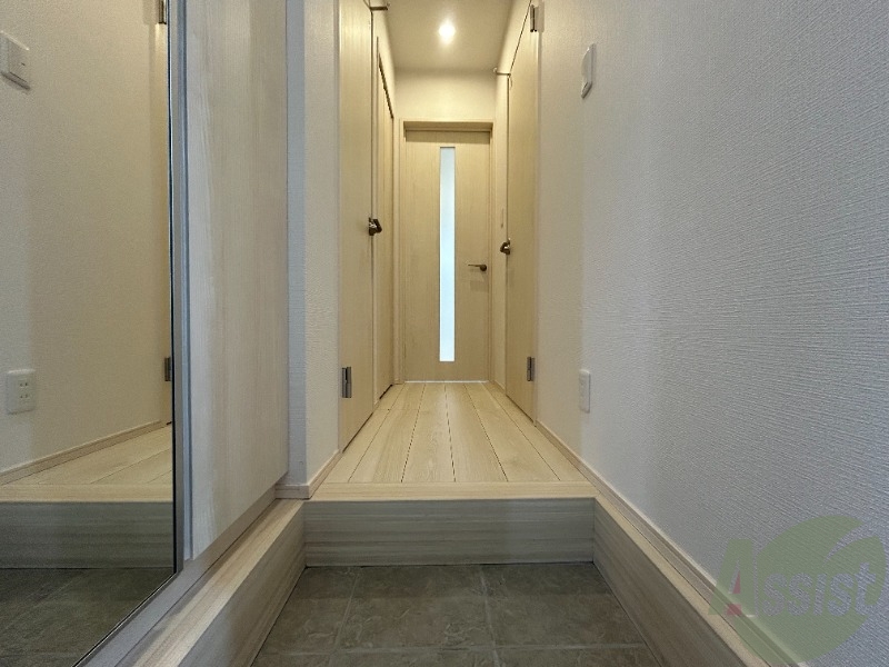 玄関　玄関から撮影しました。明るい印象ですね。