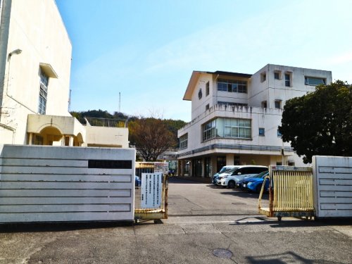 中学校　静岡市立東中学校（中学校）まで914m