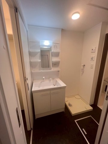 洗面設備　明るく使い勝手の良い洗面所