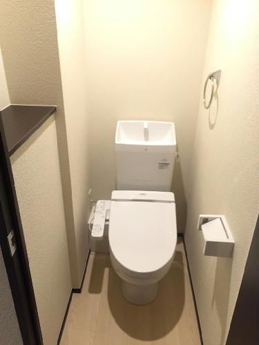 トイレ　ちょっとした棚があるので、便利！