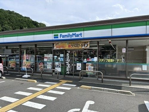 コンビニ　ファミリーマート園部小山西町（コンビニ）まで560m