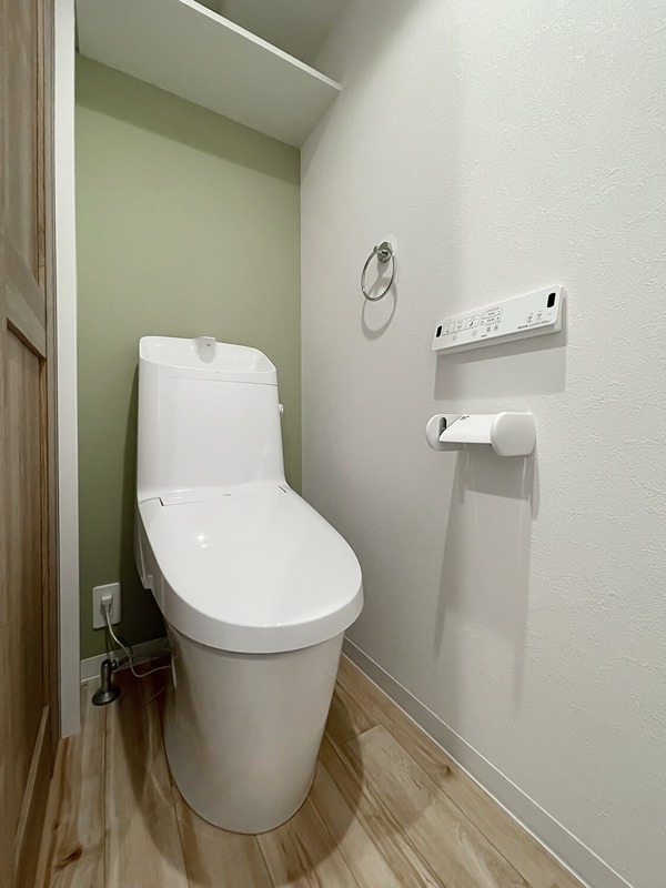 トイレ　落ち着いた色調のトイレです