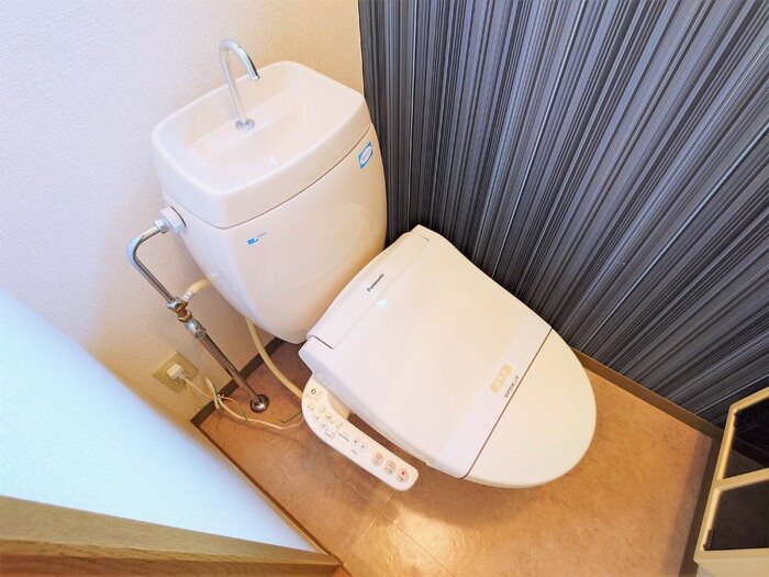 トイレ　温水洗浄便座です。