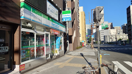 コンビニ　ファミリーマート 上本町西一丁目店（コンビニ）まで150m