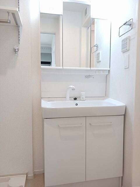 洗面設備　シャワー付き洗面台です。