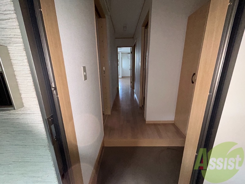 玄関　玄関はこちらになります。靴の脱ぎ履きがしやすそうですね。