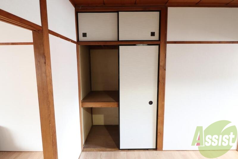 収納　押入れ２か所あり、便利な収納力