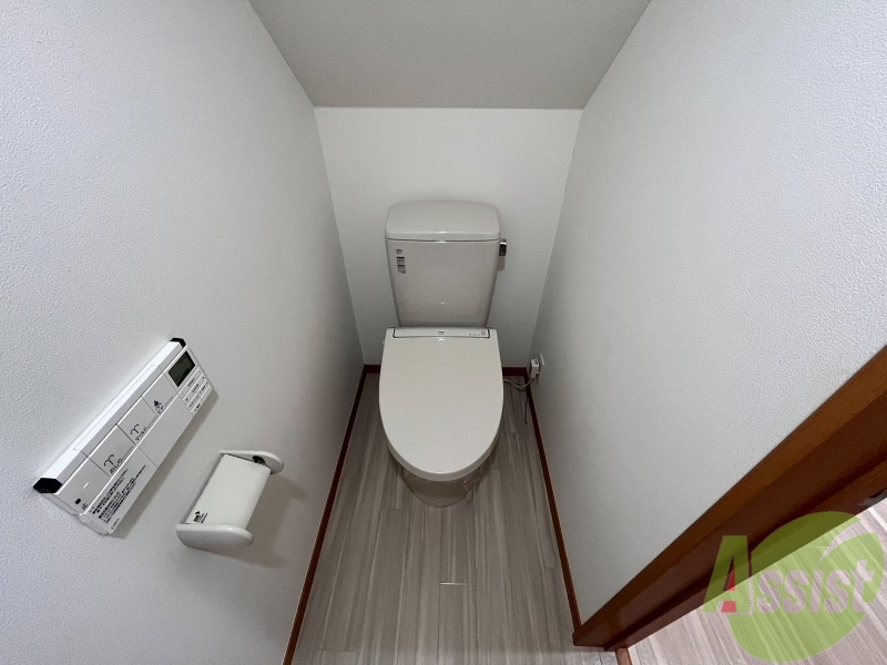 トイレ　トイレは温水洗浄便座です。思わず長居してしまいそうです。