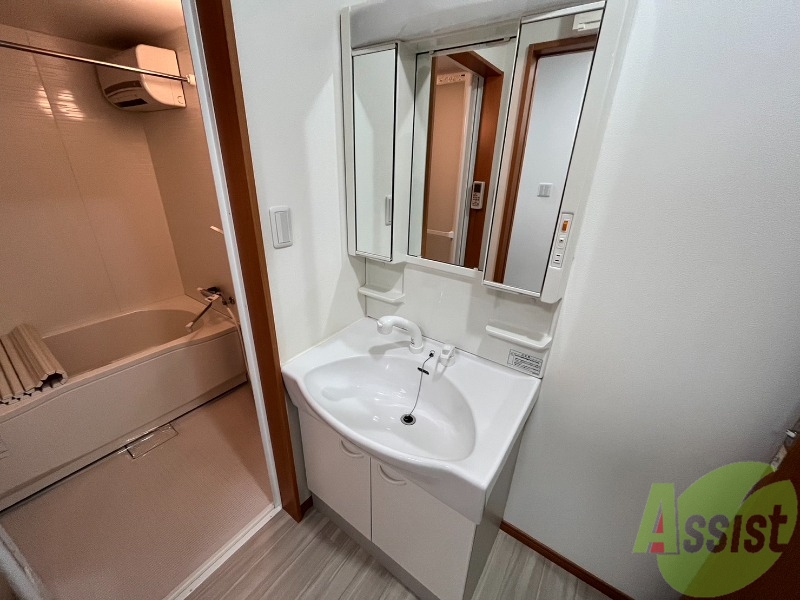 洗面設備　独立洗面台になっているので忙しい朝もばっちりですね。