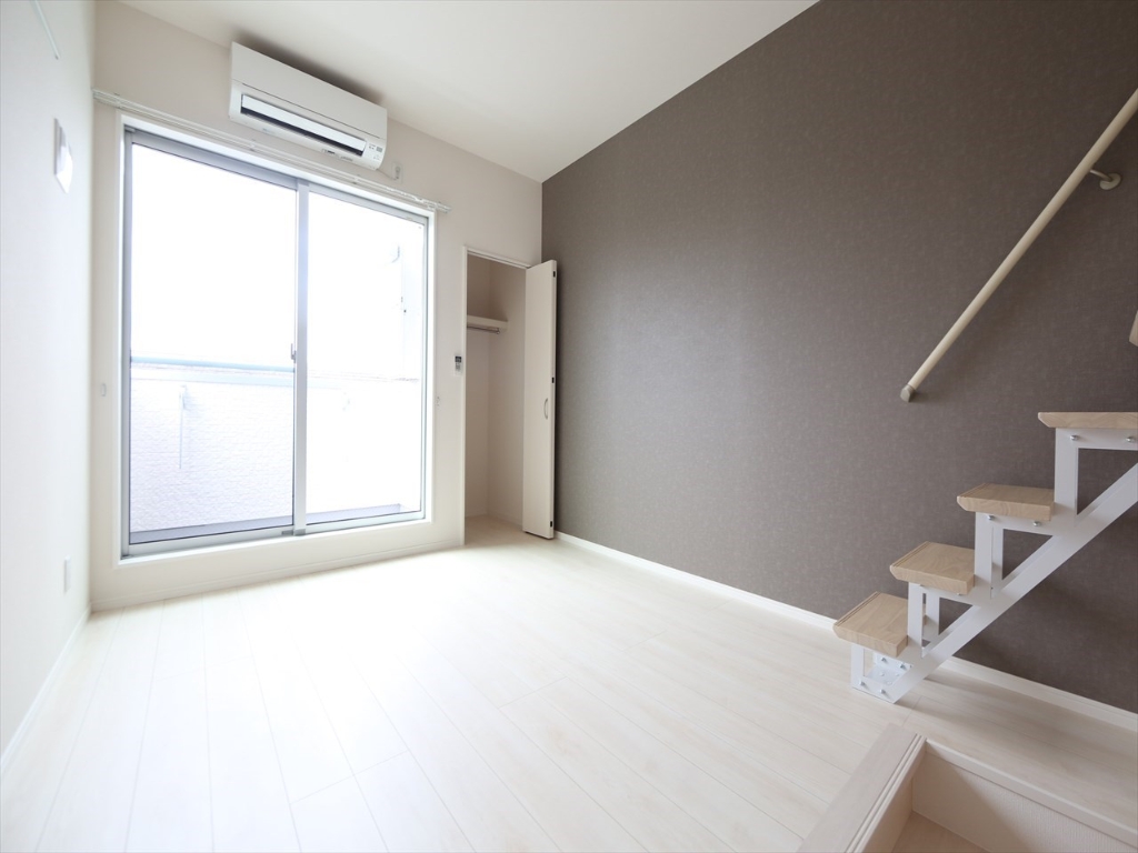 バルコニー　洋室6.4帖　ロフト7.1帖（収納にも寝室にも使えます）