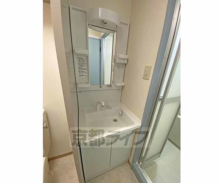 洗面設備　綺麗な洗面化粧台です。