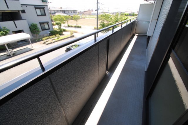 バルコニー　陽当たり良好なバルコニーです