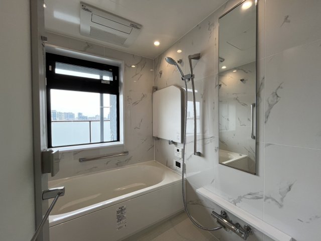 バス・シャワールーム　浴室には窓が付いており開放的