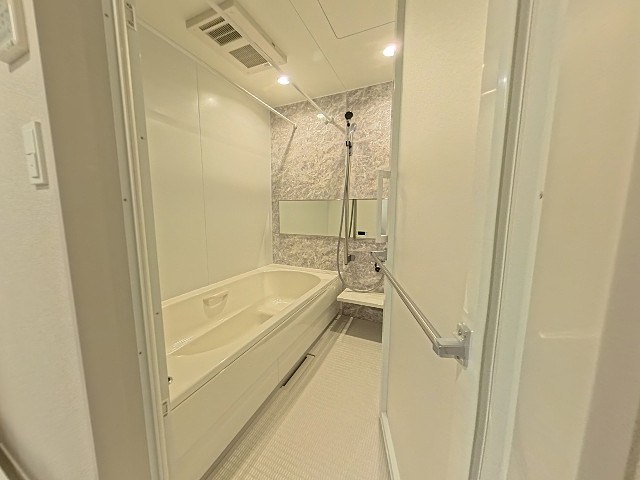 バス・シャワールーム　広々一坪サイズの浴室