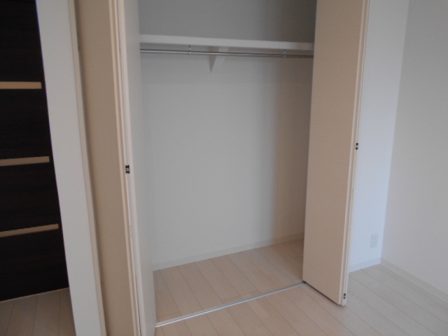 収納　大型クローゼットはお洋服がたっぷり入ります。