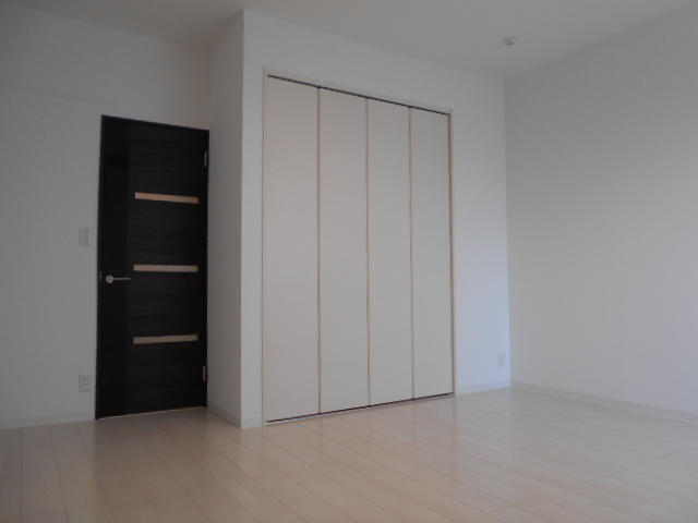 居室・リビング　天井も高くとても解放感のある広い洋室です。