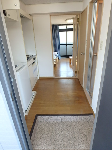 玄関　こちらの部屋には家具・家電は付いておりません。
