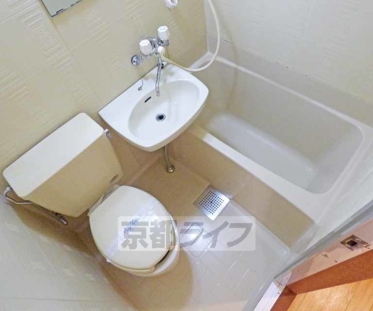 バス・シャワールーム　広々とした浴室です。