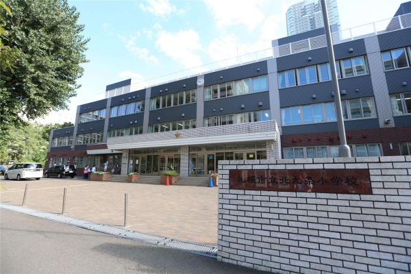 小学校　札幌市立北九条小学校（小学校）まで730m