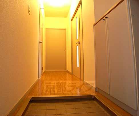 玄関　下駄箱付きで玄関も広々・