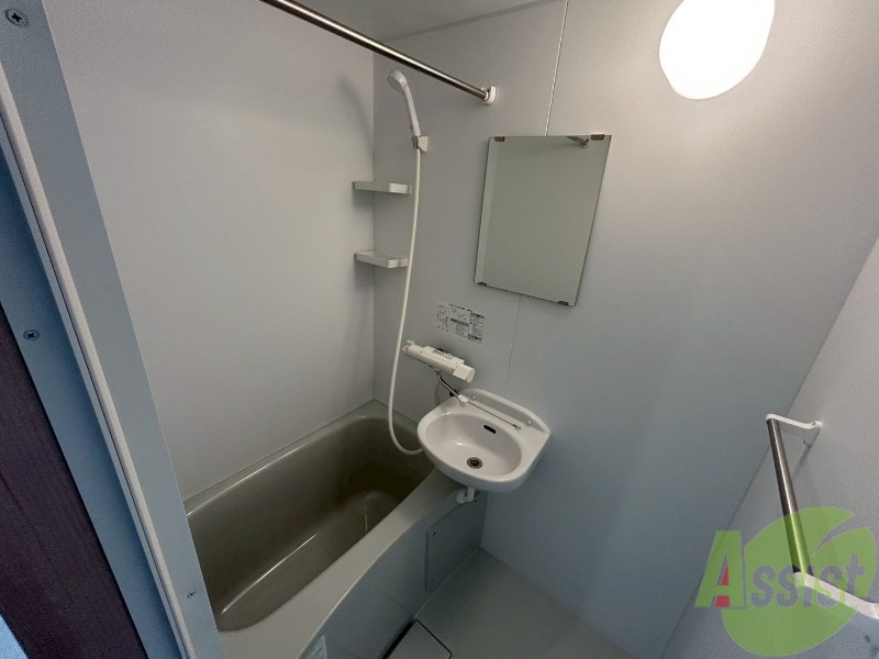 バス・シャワールーム　白くきれいな浴室です、シンプルで使い易い作りになっています