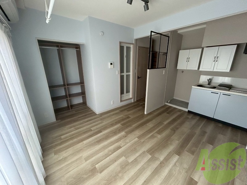 その他部屋・スペース　ベッドも置くことのできるリビングは寝室も兼ねることができます