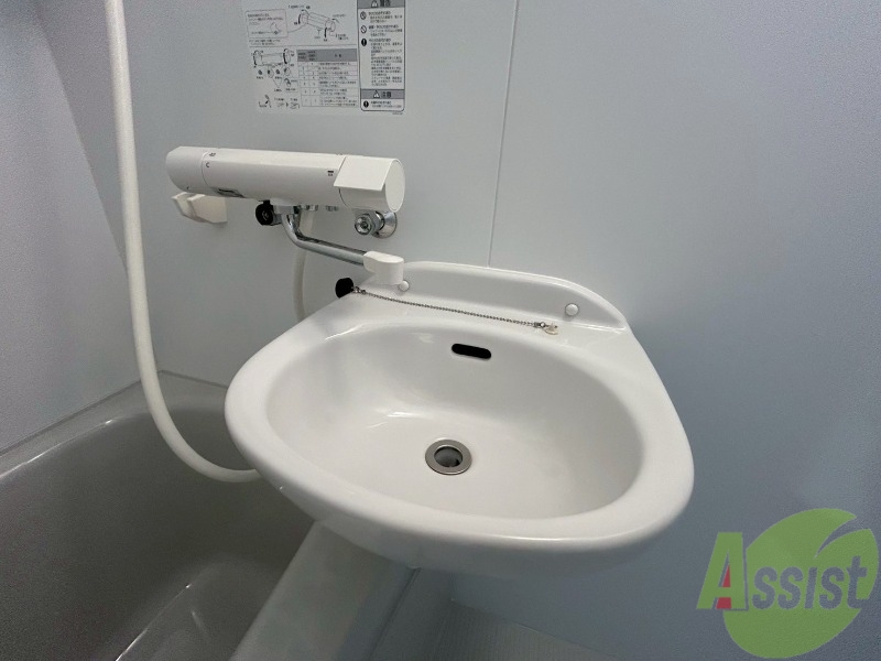 洗面設備　浴室にある洗面台ですシャワーも手洗いも兼用で使えます。