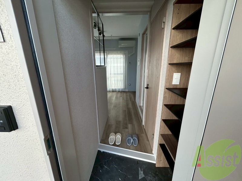 玄関　玄関からの様子ですリビングまでつながり、陽の光も入ります