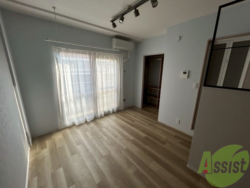 居室・リビング　９．３帖のリビングは収納と窓があり陽の光が気持ちよく差します