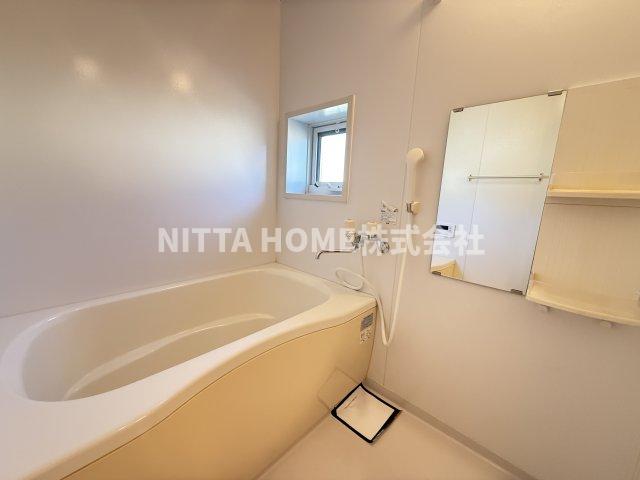 バス・シャワールーム　衛生面でも嬉しい浴室小窓付き●