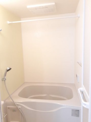 バス・シャワールーム　コンパクトで使いやすいお風呂です