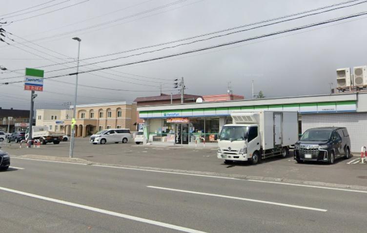 コンビニ　ファミリーマート（コンビニ）まで107m