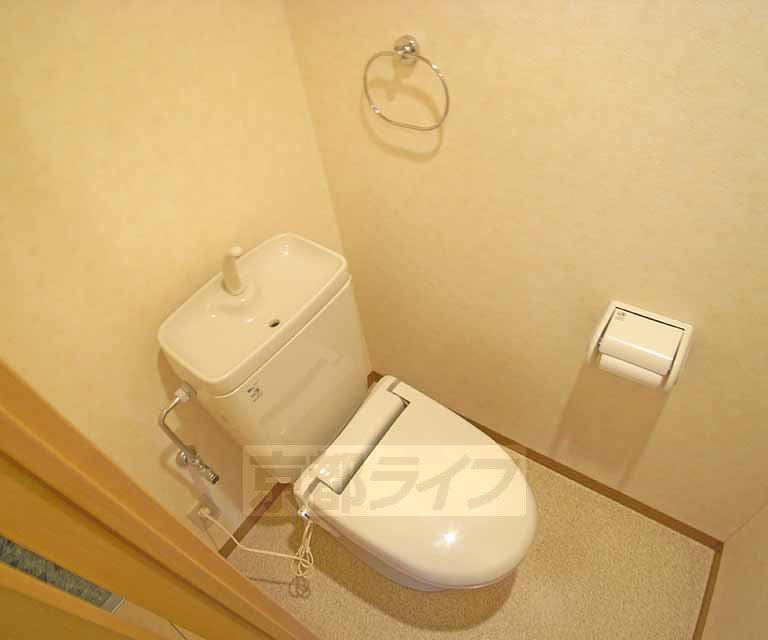 トイレ　上には収納もあります！