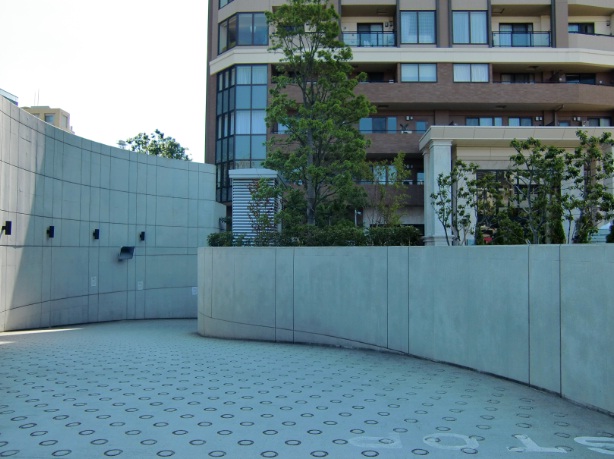 駐車場　駐車場入口