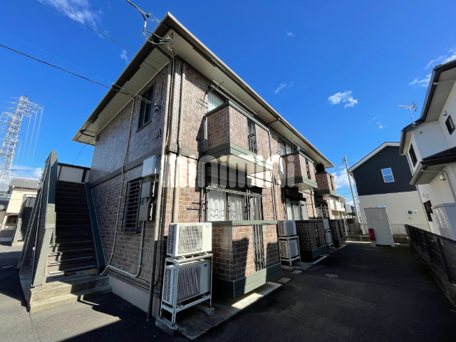 建物外観　レンガ調のアパートです。