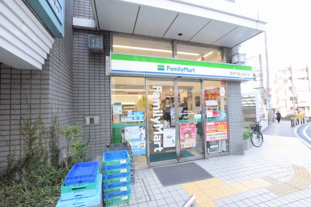 コンビニ　ファミリーマート阪急千里山駅前店（コンビニ）まで386m