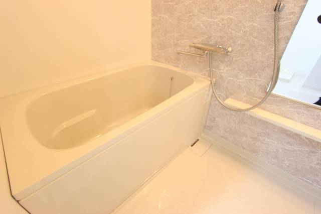 バス・シャワールーム　ゆったりバスルームです