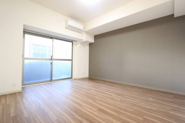 居室・リビング　１０．２帖の洋間です