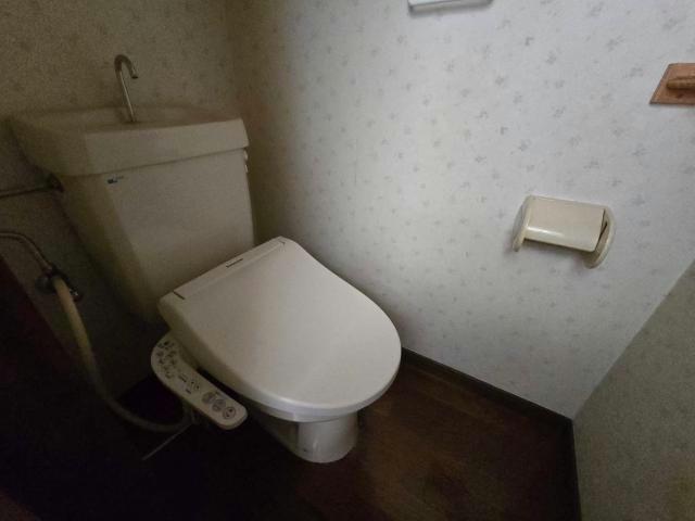 トイレ　温水洗浄便座です