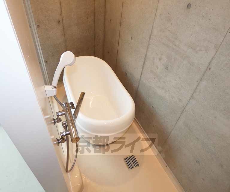 バス・シャワールーム　ガラス張りのお洒落なバスルームです。