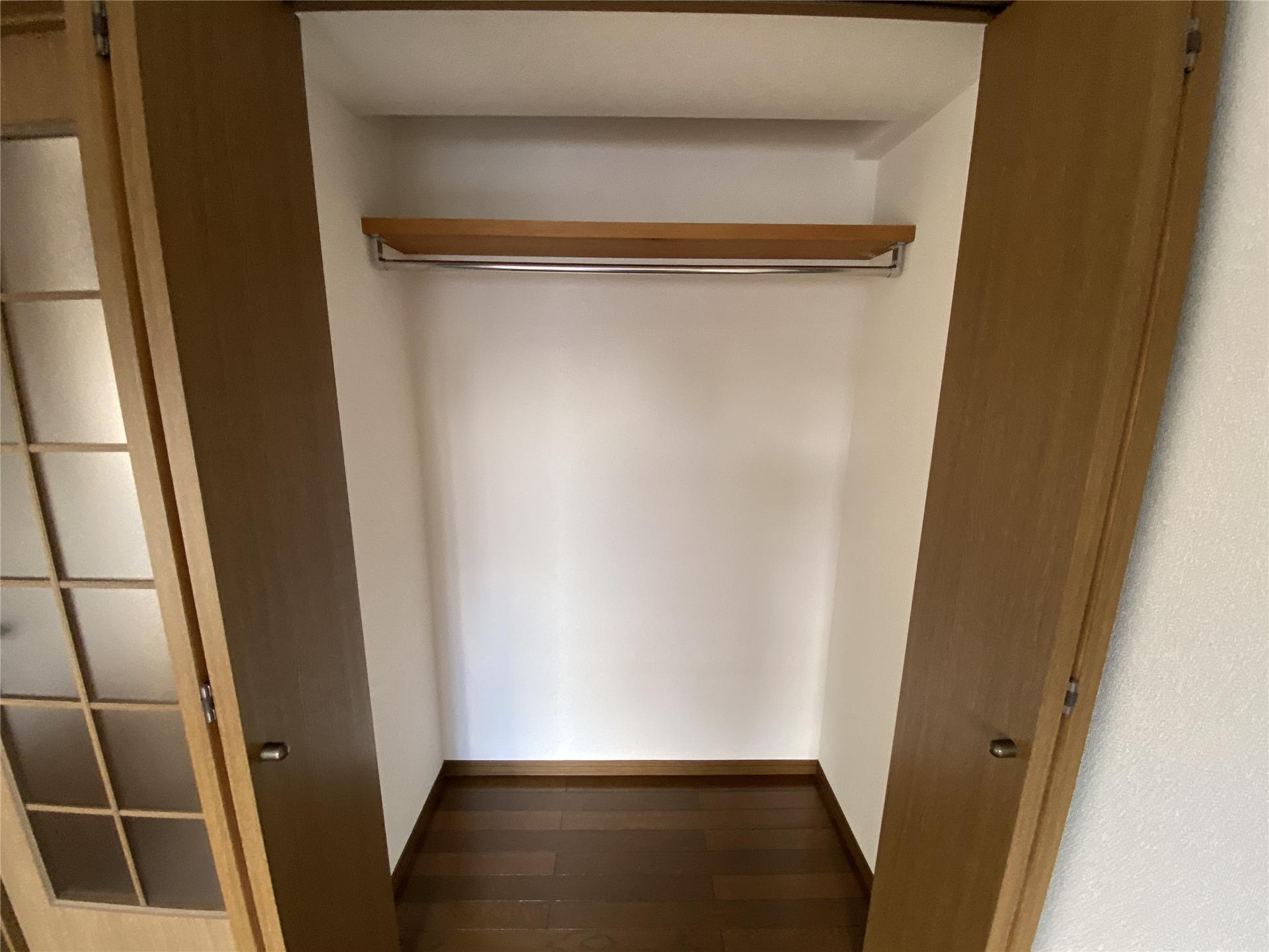 収納　ハンガーバー付きのクローゼットです