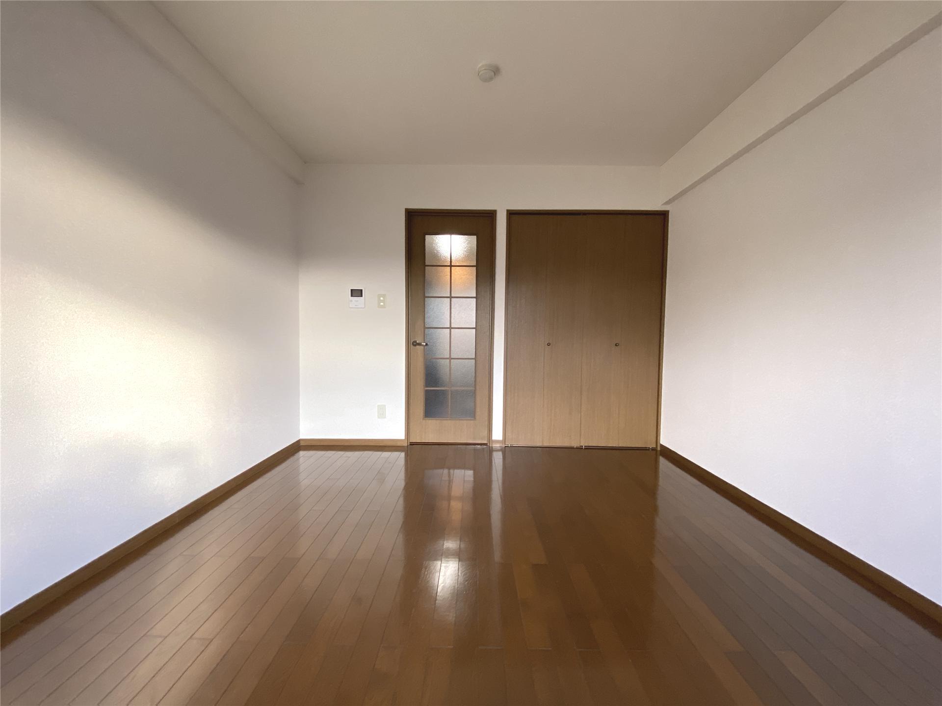 居室・リビング　８帖の洋室です