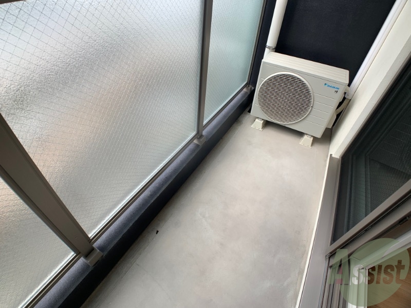 バルコニー　ベランダは歩けるスペースがあり洗濯物をたくさん干せます。