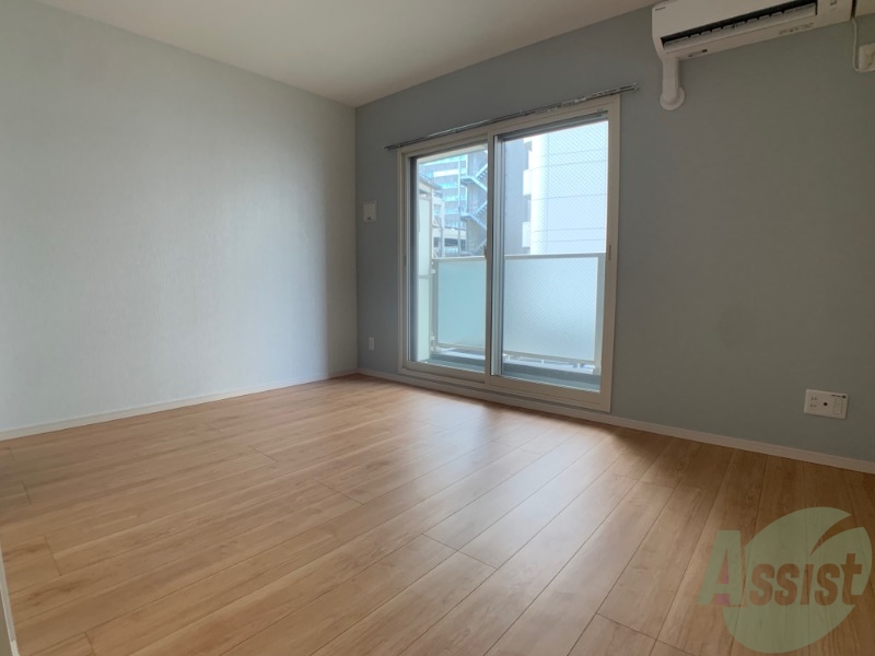 居室・リビング　１０帖のＬＤＫです。ベランダ窓が大きく日差しが良く入ります。