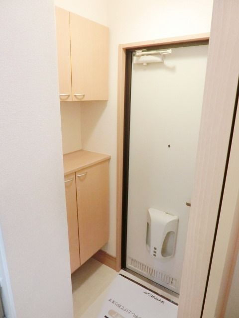 玄関　玄関にはシューズボックスがあります